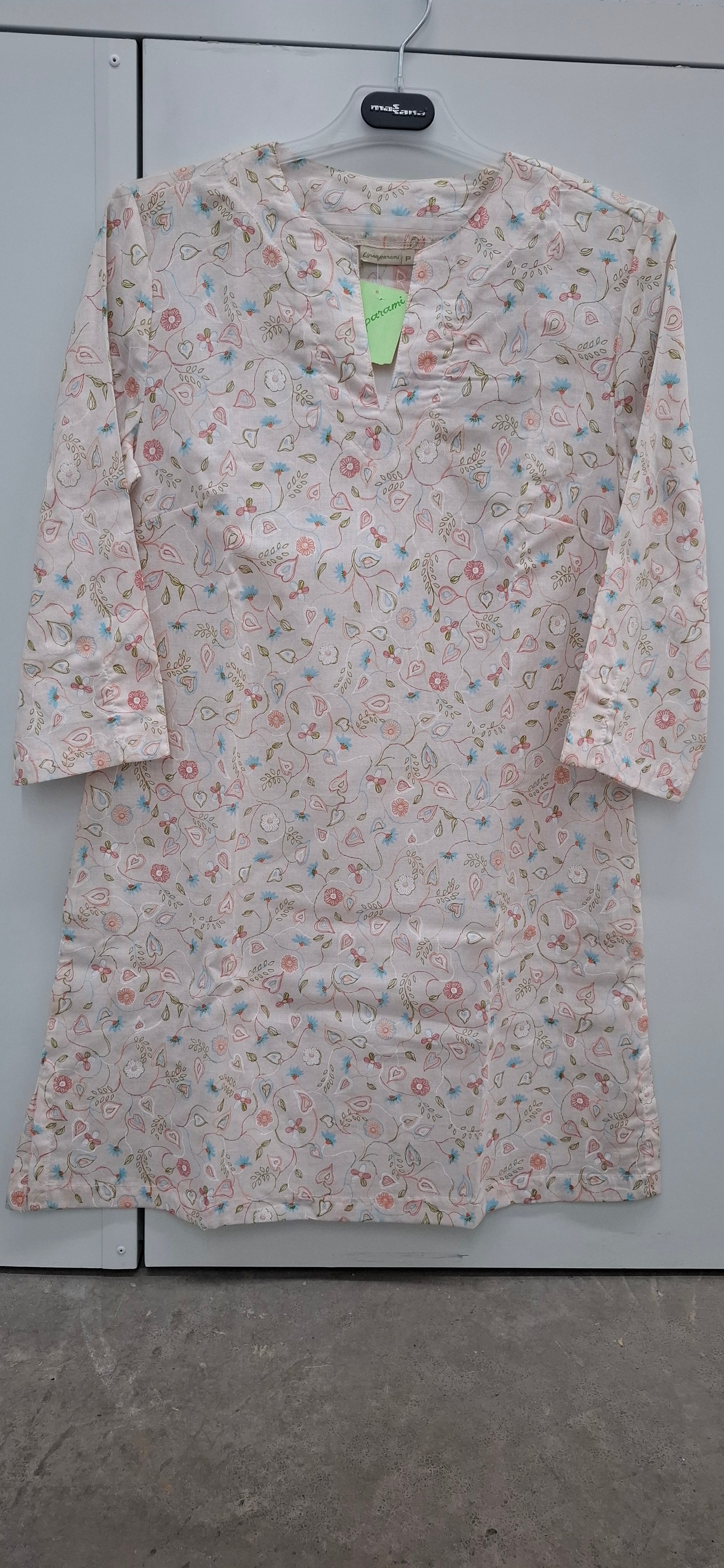 Kurta Rosa Palo Bordado Floral Delicado
